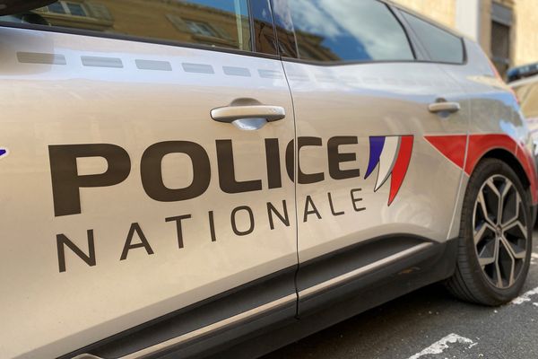 Une voiture de police