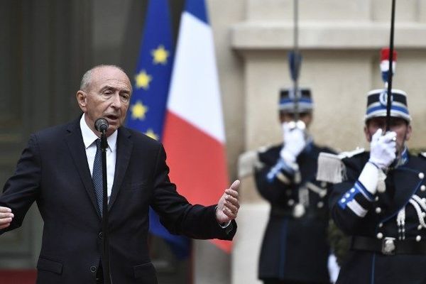 Gérard Collomb, lors de la passation des pouvoirs au ministère de l'Intérieur avec le Premier ministre    