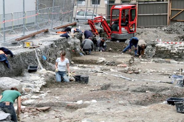 Vue générale de la fouille de l'Inrap sur l'ïlot Théâtre à Embrun.