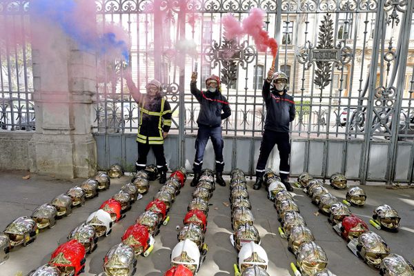 250 pompiers ont déposé leurs casques mercredi 7 octobre devant les grilles de la préfecture du Rhône. Ils dénoncent les agressions à répétition.