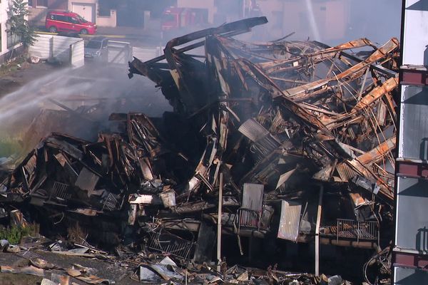 En attendant la fin de l'encapsulage des décombres, le site est toujours brumisé en continu pour maintenir au sol les particules.