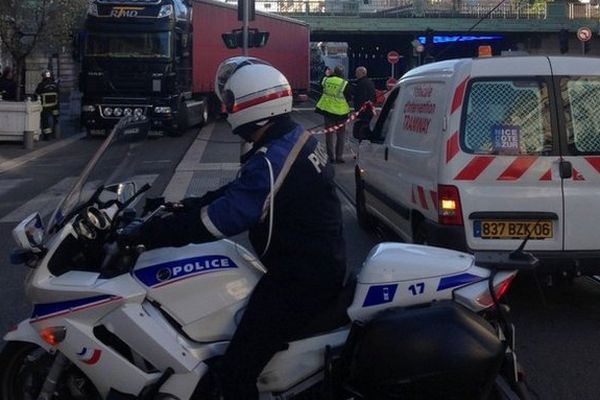 Un camion a arraché les caténaires du tramway à Nice. 