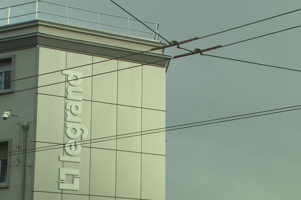 Mardi matin, lors d’un Comité central d’entreprise extraordinaire, les syndicats de Legrand apprenaient que trois unités de production, seront en partie délocalisées. Une en Normandie, une dans le Nord… et une à Limoges, c’est Valprod.