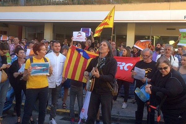 Perpignan - manifestation de Catalans du nord devant le consulat d'Espagne après les arrestations à Barcelone - 20 septembre 2017.