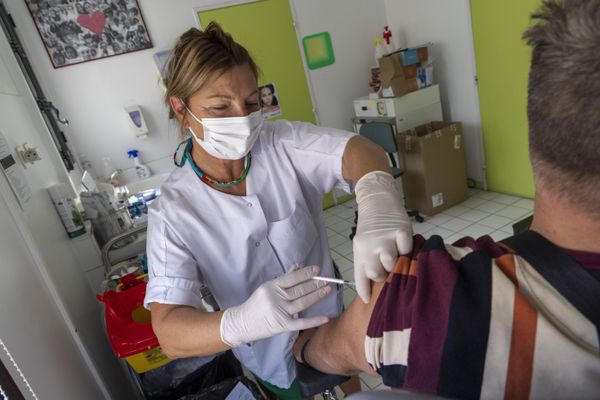 L'ARS recommande particulièrement aux jeunes des communes à l'Est de Lyon et celles autour de Chambéry de se faire vacciner.