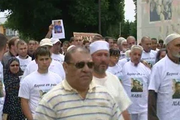 Le cortège s'est rendu à l'Hôtel de ville dans le calme et la dignité.