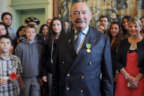 Joseph Weismann entouré de proches et d'amis dans un salon de la préfecture de la Sarthe vient de recevoir la médaille des Évadés