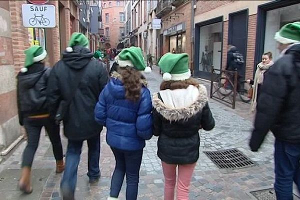 Les Pères Noël verts dans les rues de Montauban