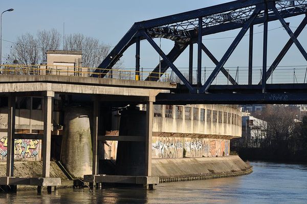 Pont Seibert reliant Meudon sur la rive gauche de la Seine et l'Île Seguin dans les Hauts-de-Seine en France