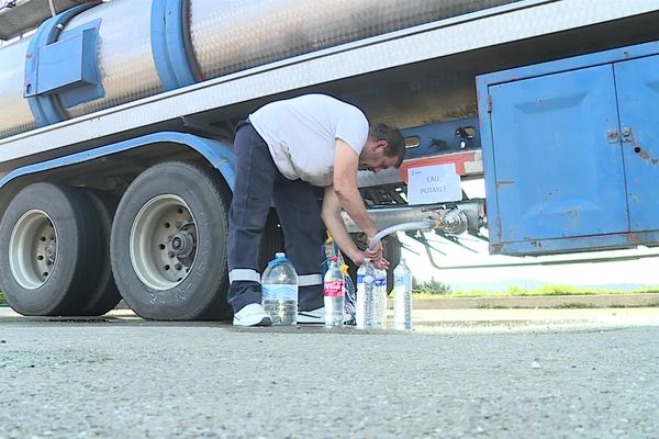 A Chusclan, jusqu'au 17 mars 2024, les habitants récupéraient de l'eau potable grâce à une citerne. Chez eux, l'eau du robinet était impropre à la consommation à cause des intempéries.