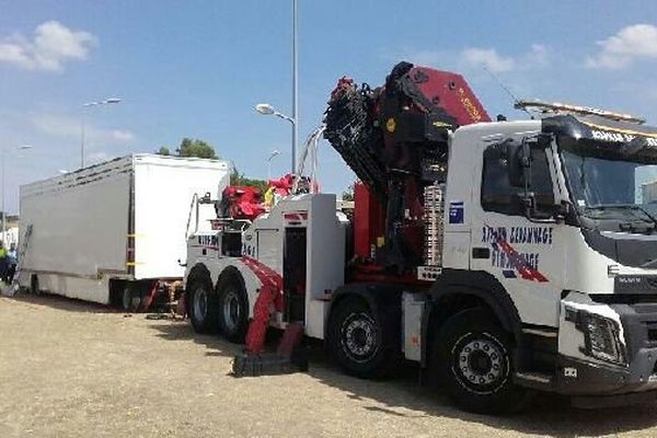 L'auvent de cette remorque de camion-snack s'est effondré sur la victime