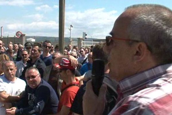 Devant l'usine les salariés apprennent la nouvelle