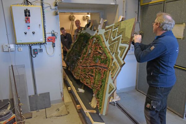 Les deux tables qui composent le plan-relief doivent passer une cinquantaine d'heures dans l'irradiateur pour être traitées contre la moisissure.