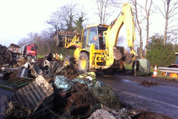 Le nettoyage de la RN 12 à hauteur de Plouisy, suite au blocage des agriculteurs