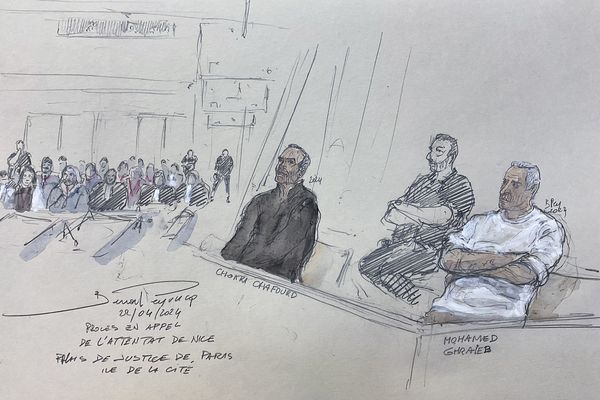 Paris, 22 avril 2024 : ce dessin montre Mohamed Ghraieb à gauche et Chokri Chafroud à droite pendant leur procès en appel à la cour d'assises spéciale de Paris. Ils sont rejugés pour association de malfaiteurs terroriste.