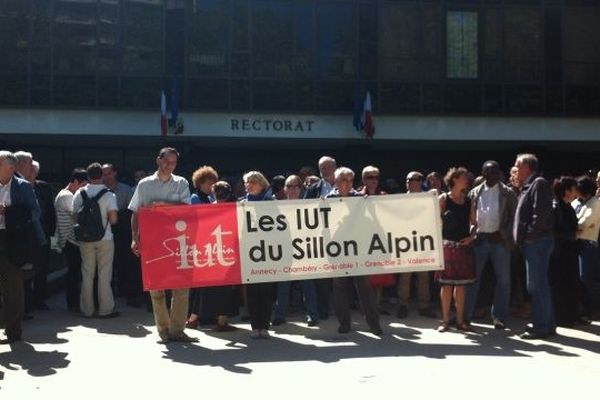 Manifestation des IUT du sillon alpin devant le rectorat 