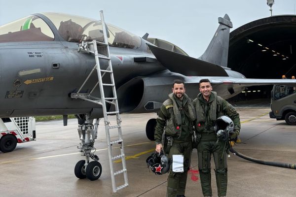 De gauche à droite, le capitaine Sébastien Mabire et le lieutenant Matthis Laurens