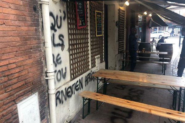 Le bar Le Rhino, situé quartier Patte d'Oie à Toulouse (Haute-Garonne) a été tagué de slogans d'extrême-droite, à la veille d'une réunion de députés de La France Insoumise sur le dossier de la vie chère.