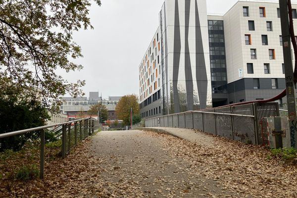 La passerelle qui relie le boulevard de Verdun au CHU est un point de deal connu