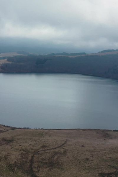 Le lac Chauvet, petit frère du lac Pavin, offre une grande diversité de paysages.