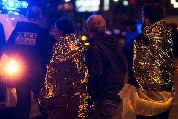 Après les attaques, à proximité du Bataclan, à Paris, le 13 novembre.