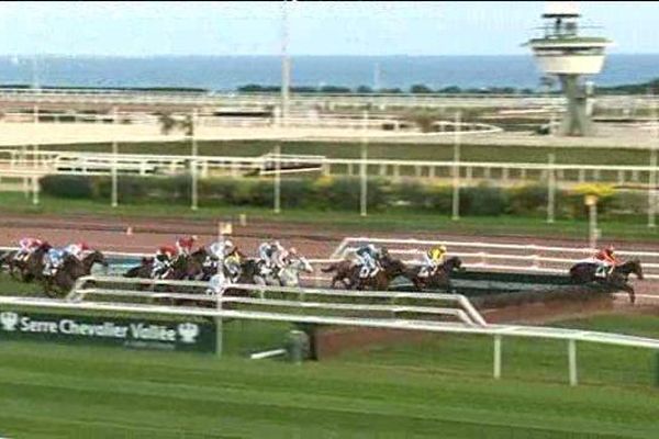 Les chevaux franchissant l'un des obstacles sur le parcours de Cagnes-sur-Mer.