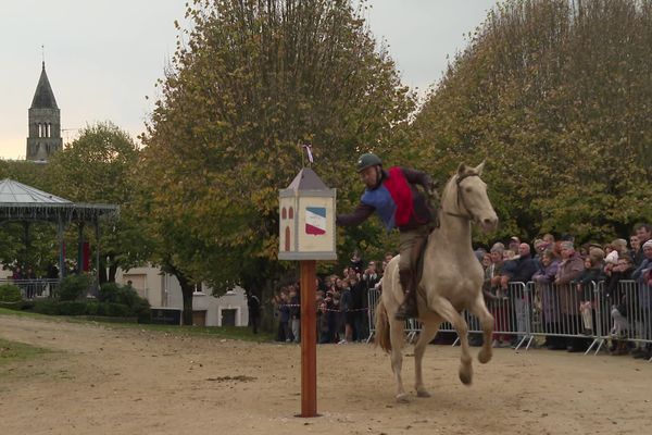 Une dizaine de cavaliers ont participé au jeu équestre pour détruire la Quintaine