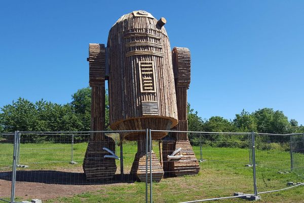 Ce R2D2 en bois fait 8,69 mètres de hauteur.