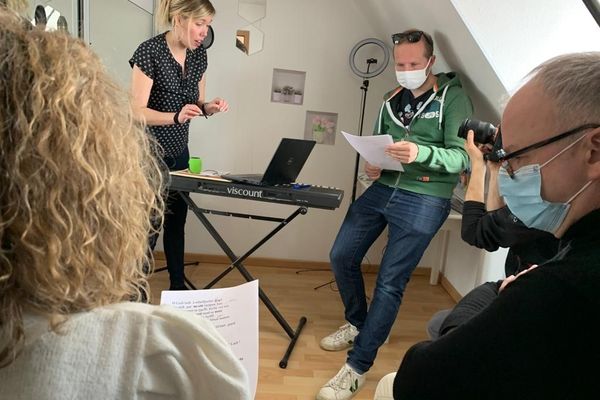 Delphine Untereiner, l'une des trois finalistes, en pleine répétition chez elle en compagnie de Matskat, le coach, d'Isabelle Dietrich-Schoepfer de l'Olca et de Félicien Muffler de France bleu elsàss