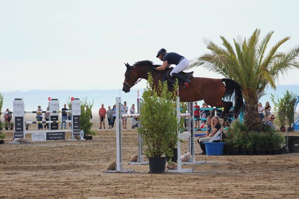 Pendant trois jours la plage de Caroual se transforme en piste de sauts d'obstacles