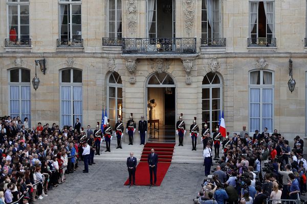 Peu après la prise de fonction du nouveau Premier Ministre, la composition de son cabinet est connue. Proche d'Alain Juppé dont il a géré la communication lors de la primaire de la droite, Charles Hufnagel rejoint Edouard Philippe. Cet Auvergnat, originaire de Vichy, aura en charge la communication du Premier Ministre.