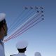 Des marins regardent la « Patrouille de France » survoler le porte-avions Charles de Gaulle à Toulon, lors du 70e anniversaire du débarquement allié en Provence, le 15 août 2014.