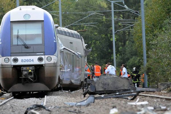 Le 12 octobre 2011, un TER percutait un camion à un passage à niveau, à Saint-Médard-sur-Ille faisant 3 morts et 45 blessés