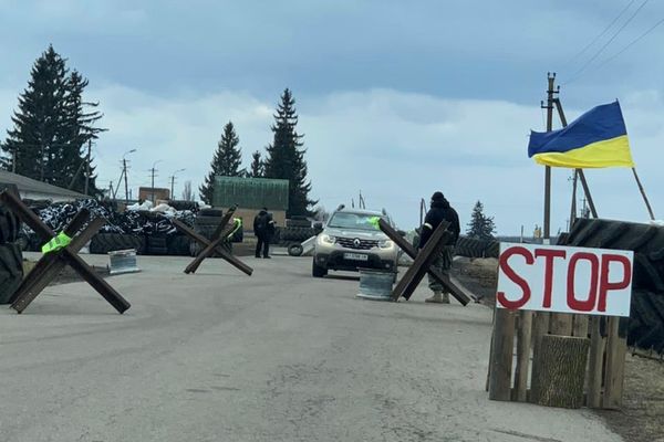 L'alsacien Christophe Roller a pris la route depuis 24h pour fuir la guerre. Son périple en territoire ukrainien est jalonné de point de contrôle.