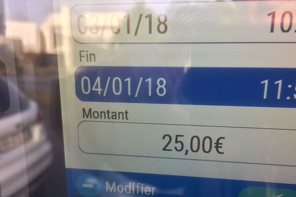 Après sélection de la durée maximale sur un horodateur à Brest, le tarif s'affiche : 25 euros