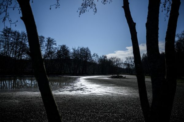 La pluie fait défaut. Lac Fourcade, dans le sud de la Dordogne, le 14 février 2023, presque à sec.