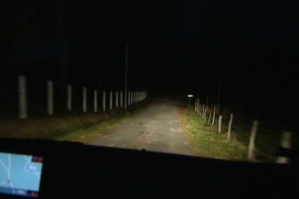 Le corps a été retrouvé au bord de cette petite route départementale prés de Néronde-sur-Dore, entre Thiers et Ambert dans le Puy-de-Dôme. C'est un agriculteur qui a alerté les gendarmes.