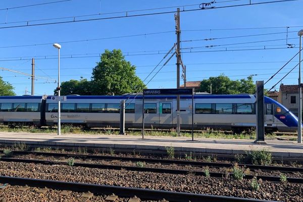 TER en gare de Miramas, Bouches-du-Rhône.