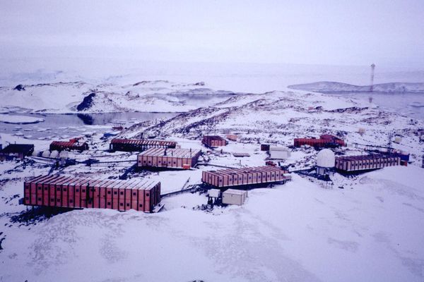 La base scientifique française Dumont d'Urville en Antarctique (janvier 2002). Après la suspension des rotations du brise-glace français Astrolabe, en arrêt technique, un navire australien va ravitailler les personnels qui y stationnent ainsi que sur la base Concordia.