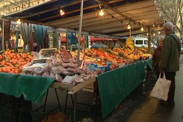 Le marché de la place Maubert, dans le 5e arrondissement de Paris, le 25 décembre 2015.