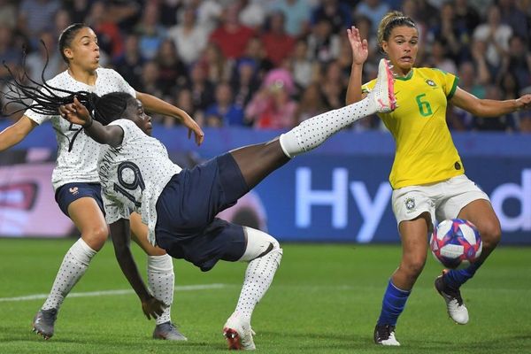 La défenseure Griedge Mbock a eu un geste salvateur lors du huitième de Finale France - Brésil de la Coupe du Monde de football - 23/06/2019