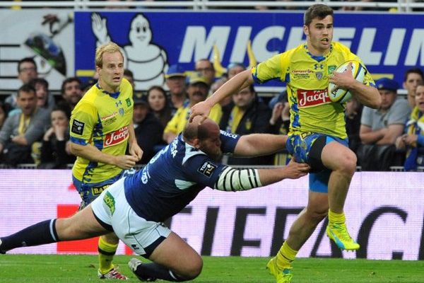 L'auvergnat Damian Penaud s'échappe avec le ballon lors du match contre Agen le 16 avril 2016 au Stade Michelin de Clermont-Ferrand.