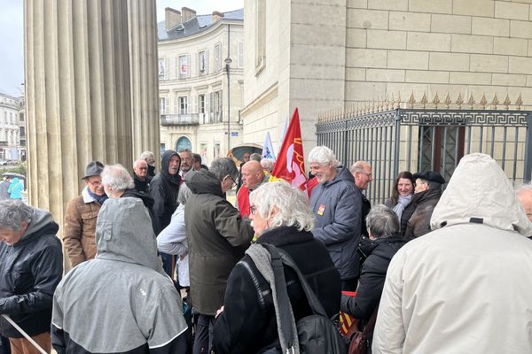 Les manifestants pour les retraites devant le Palais de justice de Périgueux (24) ce mardi 26 mars 2024.