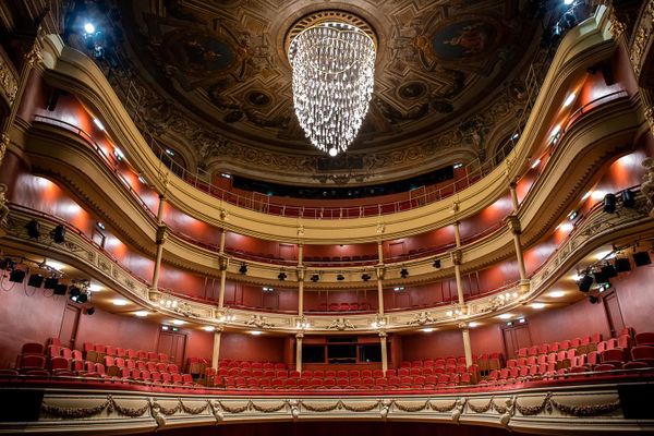 Behind its fascinating beauty, the chandelier offers a different vision depending on the floor and the angle from which it is seen.