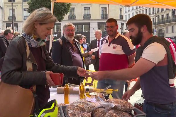 Vente directe de noix, sur le parvis de la gare Saint-Lazare à Paris.