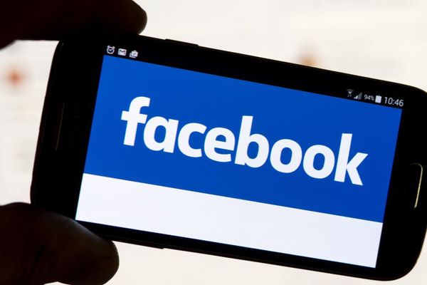 Le réseau social Facebook propose à ses utilisateurs français de dénoncer les fausses informations