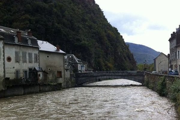 Les fortes pluies ont fait gonfler la Garonne, comme ici à Saint-Béat. 