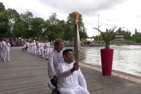 Arrivée de la flamme à Pau, autour du thème de l'eau et du canoë kayak. L'édition du journal ICI 19/20 est réalisée en direct du site à partir de 19 h 05.