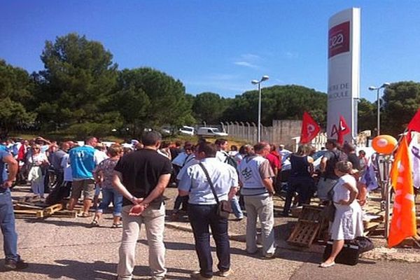 Marcoule (Gard) - les salariés du site nucléaire manifestent devant les grilles - 2 juin 2015.