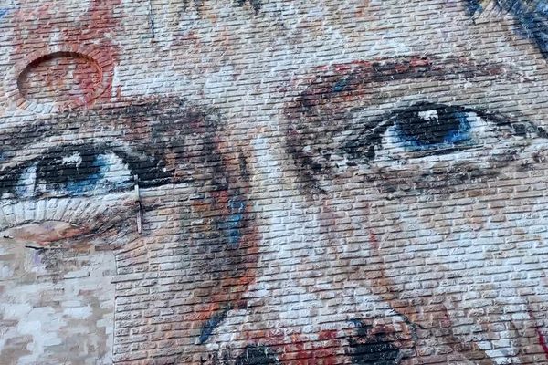 Le mur extérieur de la maison natale Louise de Bettignies avec un immense portrait de cette dernière.